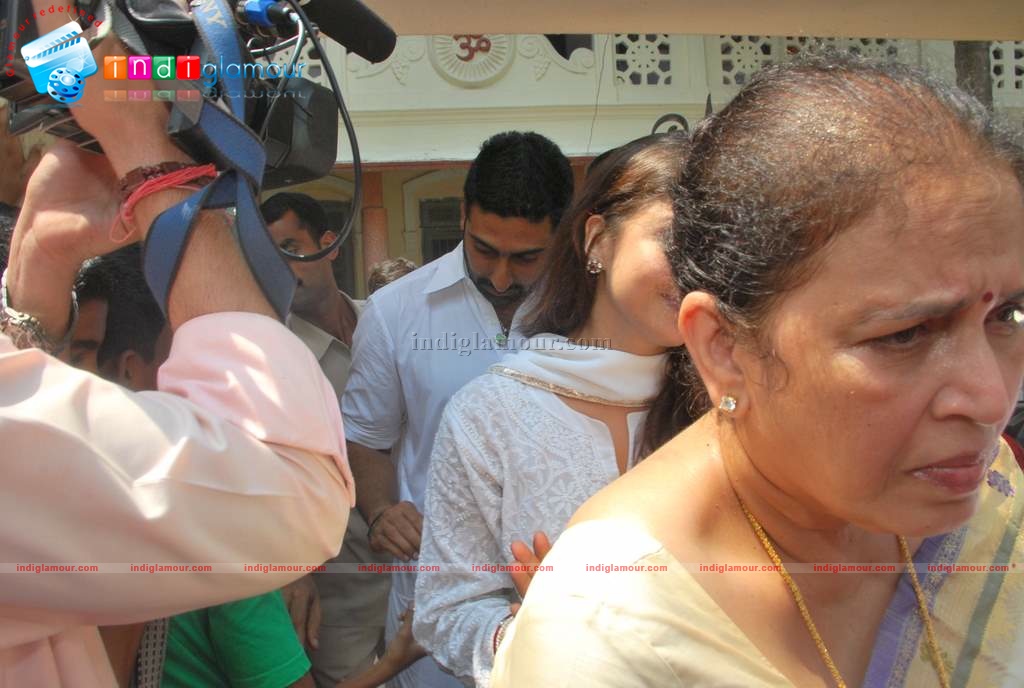 Aishwarya-Abhishek at Durga Pooja Event hd photo